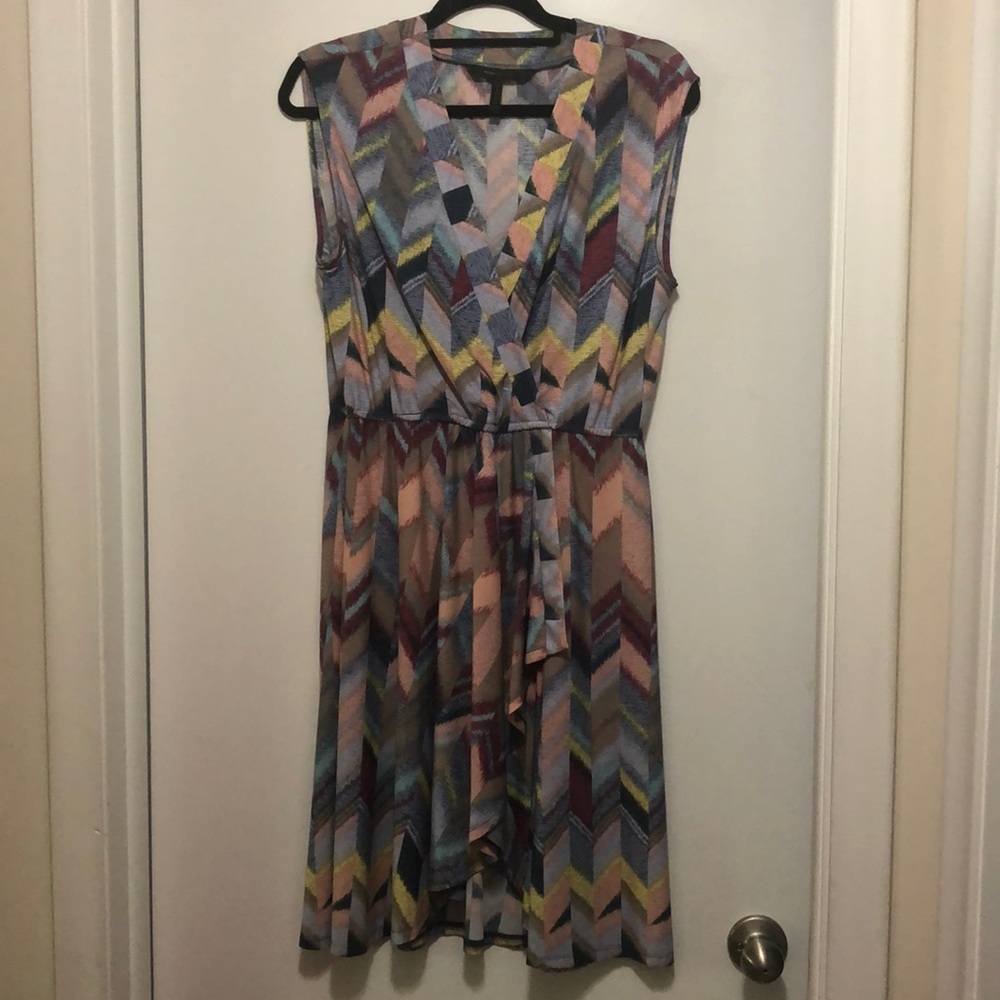 BCBGAXAZRIA Sleeveless Vneck w/ruffle detail